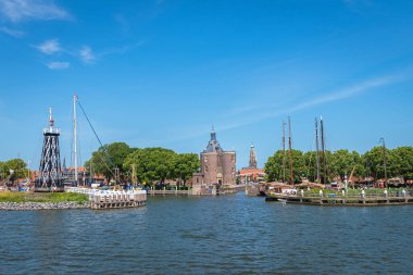 ENKHUIZEN; NORTH HOLLLAND / NETHERLANDS - 23 Haziran 2020: Güneşli bir yaz gününde IJsselmeer 'den tarihi kentin manzarası