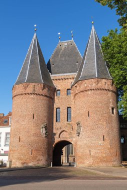 Bir yaz sabahı tarihi kasaba kapılarının manzarası