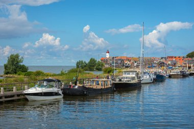 URK, FLEVOLAND / NETHERLANDS - 11 Temmuz 2020: Yazın limandan şehrin manzarası