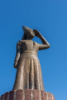 STAVOREN, FLEVOLAND / The NETHERLANDS - 11 Temmuz 2020: Şehrin limanındaki ünlü Stavoren Anıtı