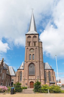 Workum, Friesland / The Netherlands - 16 Temmuz 2020: Güneşli bir yaz gününde Werenfridus Kilisesi 'nin önü