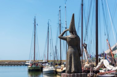 STAVOREN, FRIESLAND / The NETHERLANDS - 11 Temmuz 2020: Şehrin limanındaki ünlü Stavoren Anıtı 'nın arka görüntüsü