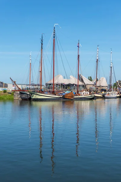 Stavoren Friesland Niderlandy Czerwca 2020 Statki Żaglowe Cumowane Porcie Mieście — Zdjęcie stockowe