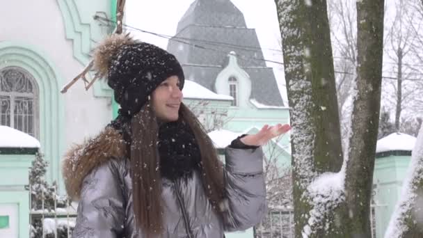 Dívka pod sněhem, pomalý pohyb — Stock video