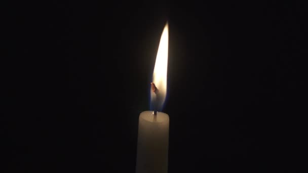 bougie allumée sur fond noir