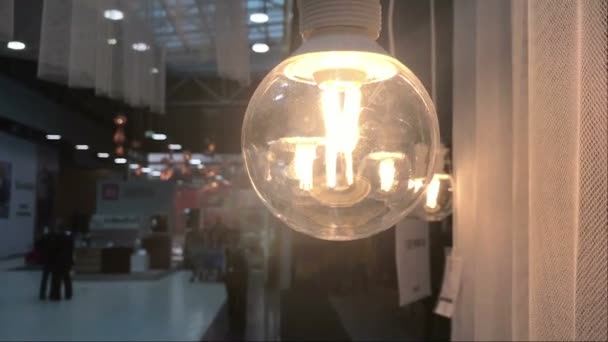 Mensen in het winkelcentrum via de lamp — Stockvideo