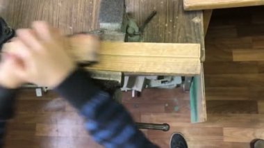 Çocuk el marangozluk bilgisayarında çalışması