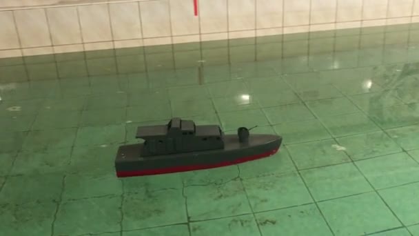 Modello di nave per bambini sta nuotando testato in piscina — Video Stock