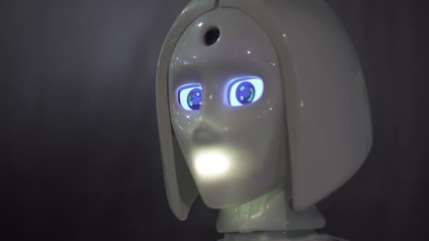 Chica robot parpadea — Vídeos de Stock