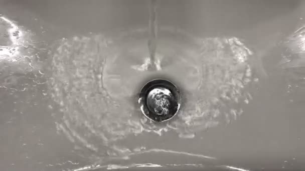 Wasser ergießt sich ins Waschbecken — Stockvideo