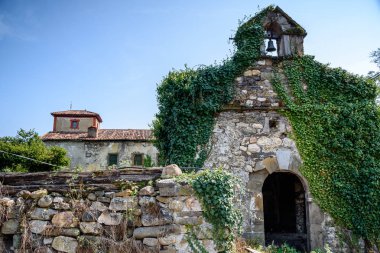 Picos de Europa dağlarda taş evler 