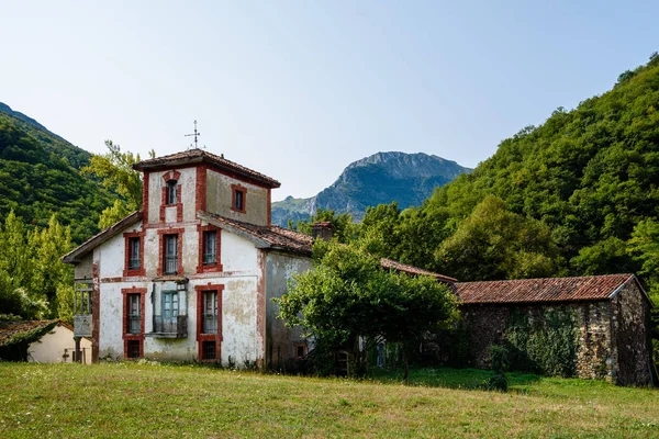 Kamienne domy w górach w Asturias, Hiszpania — Zdjęcie stockowe