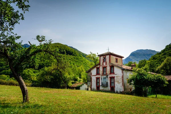 Kamienne domy w góry Picos de Europa — Zdjęcie stockowe