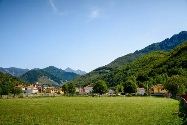 Casas de piedra en las montañas Picos de Europa —  Fotos de Stock