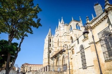 Leon Obispado cephe Regla Plaza Castilla İspanya Katedrali'nde yanında kare içinde