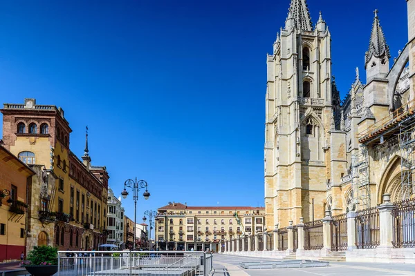 Fachada León Obispado en Plaza Regla junto a Catedral de Castilla España —  Fotos de Stock