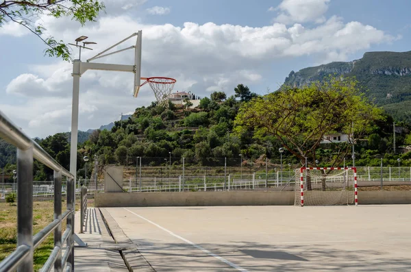 Basketballkorb in der Nähe von Valencia in einem Dorf — Stockfoto