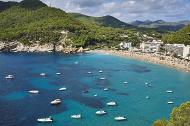 Mavi gökyüzü ve kristal su ile Ibiza Adası cennet plaj