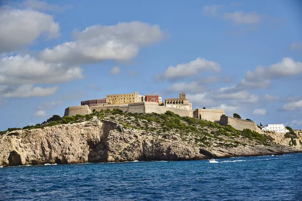 Kust van Ibiza, de zee en de rotsen. — Stockfoto