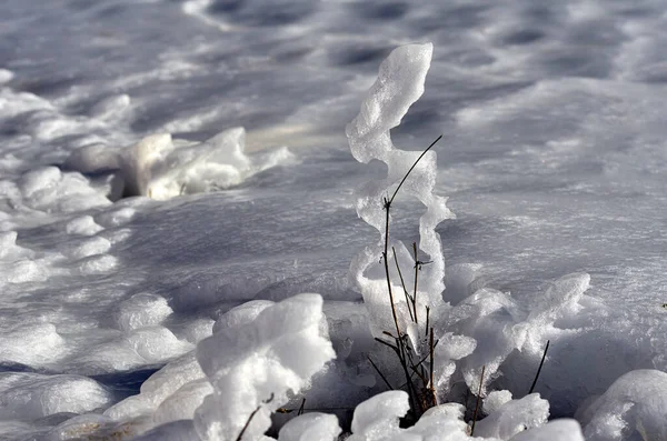 Fondo naturale invernale con cumuli di neve e neve caduta — Foto Stock