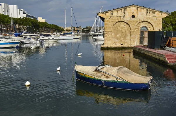 Prachtig uitzicht over het beroemde dorp Valletta, in Malta — Stockfoto