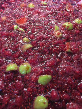 parlak kırmızı, parlak ahududu reçeli yeşil elma dilimleriyle