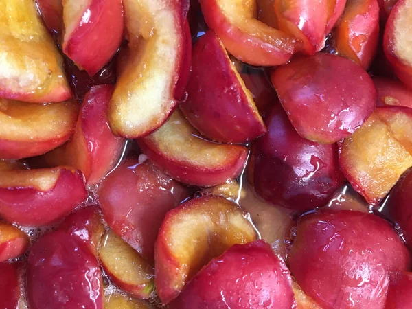 Ev yapımı kırmızı elma reçeli. Elma dilimleri sarı sulu et ve kırmızı deriyle şeker şurubunda pişirilir..