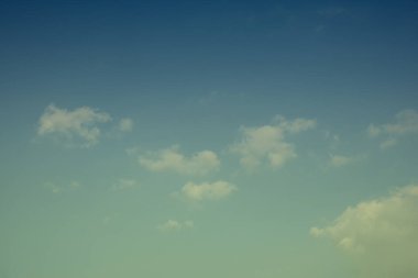 Güzel mavi gökyüzü ve beyaz kabarık bulutlar, güneşli bir günde bulutlu canlı renkli gökyüzü, çeşitli şekillerde bulutlu sabah gökyüzü, güzel doğal sirrus bulutu arka planı..