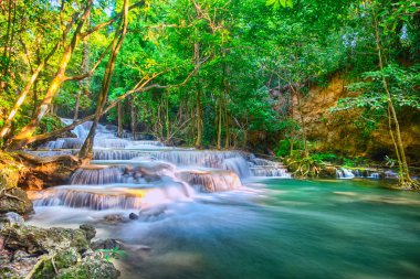 Tayland 'ın derin ormanlarında güzel bir şelale Huay Mea Kamin şelalesinin nefes kesici manzarası Kanchanaburi, Tayland.