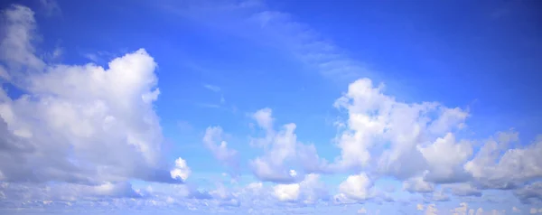 Mooie Blauwe Lucht Witte Pluizige Wolken Levendige Kleur Hemel Met — Stockfoto