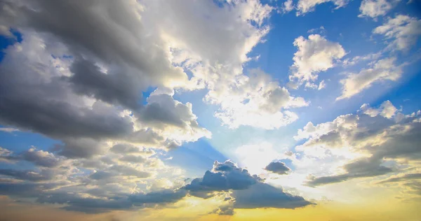 Splendido Cielo Tramonto Nuvole Con Luce Drammatica Cielo Crepuscolare Raggi — Foto Stock