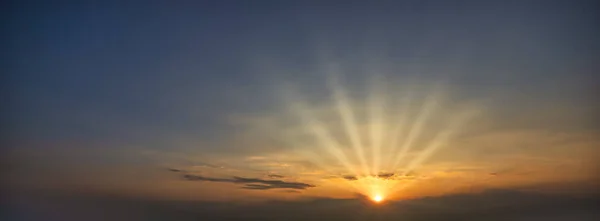 Beau Ciel Couchant Nuages Avec Lumière Dramatique Ciel Crépusculaire Rayons — Photo