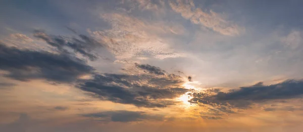 太陽の光を背景に 劇的な光 黄昏の空と太陽の光 オレンジと赤の空の背景を持つ美しい夕日の空と雲画像 — ストック写真