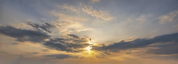 太陽の光を背景に 劇的な光 黄昏の空と太陽の光 オレンジと赤の空の背景を持つ美しい夕日の空と雲画像 — ストック写真