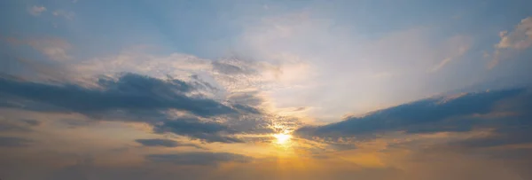 Hermoso Cielo Atardecer Nubes Con Luz Dramática Cielo Crepuscular Rayos — Foto de Stock