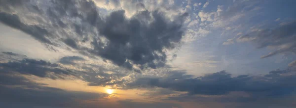 Hermoso Cielo Atardecer Nubes Con Luz Dramática Cielo Crepuscular Rayos — Foto de Stock