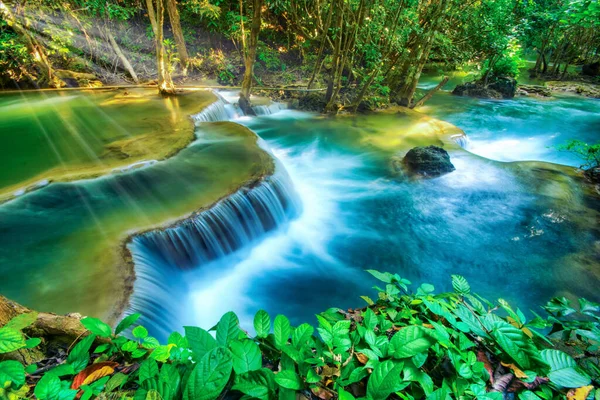 タイの深い森の中の美しい滝 カミン滝の息をのむような景色 位置Kanchanaburi — ストック写真