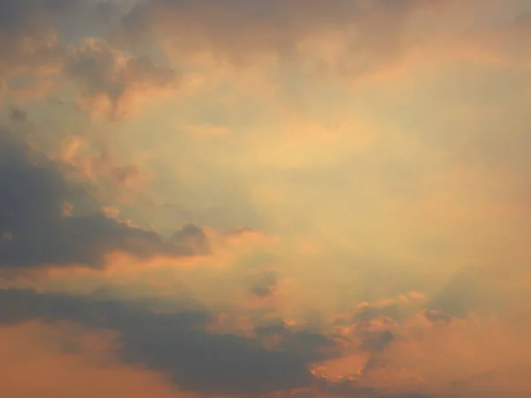 劇的な光 黄昏の空の背景 明るいオレンジ色の空と中央の太陽の光を持つ美しい夕日の空と暗い雲 — ストック写真