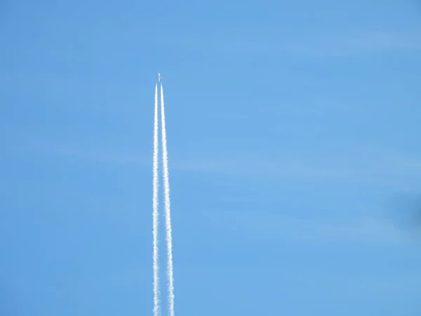 Repülőgép Repül Tiszta Kék Kontrail Ellen Motor Kipufogógáz Körmök Alkotó — Stock Fotó