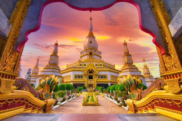 Gün batımında Chai Mongkol Pagoda (Maha jedi Chaimongkol) Güzeli,