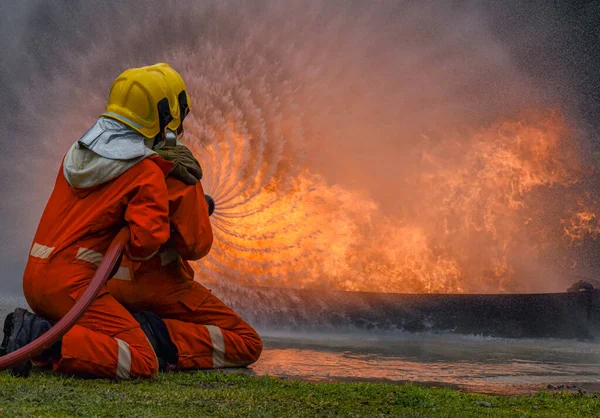 Dois Bravos Bombeiros Usando Extintor Água Mangueira Para Combate Incêndios — Fotografia de Stock