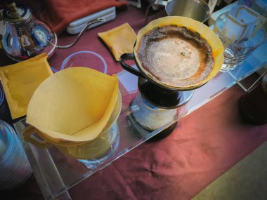 Kahve dükkanına kahve damlatan barista.