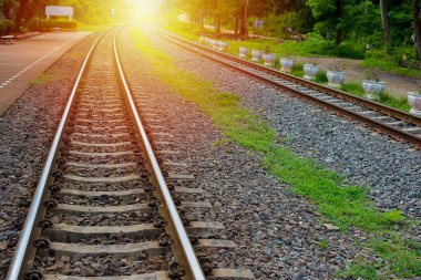 Gün batımında demiryolu, mavi gökyüzü rengarenk tren istasyonu demiryolu, demiryolu seyahati, demiryolu turizmi. Bulanık demiryolu, Ulaşım ve Kırsal Endüstriyel Konsept.