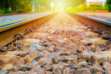 Gün batımında demiryolu, mavi gökyüzü rengarenk tren istasyonu demiryolu, demiryolu seyahati, demiryolu turizmi. Bulanık demiryolu, Ulaşım ve Kırsal Endüstriyel Konsept.