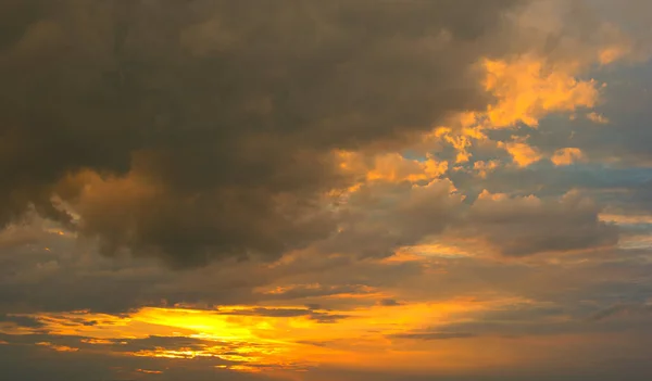 空の暗い雲 オレンジと赤の劇的な色を通して太陽の空の青とオレンジの光で美しい夕日 — ストック写真