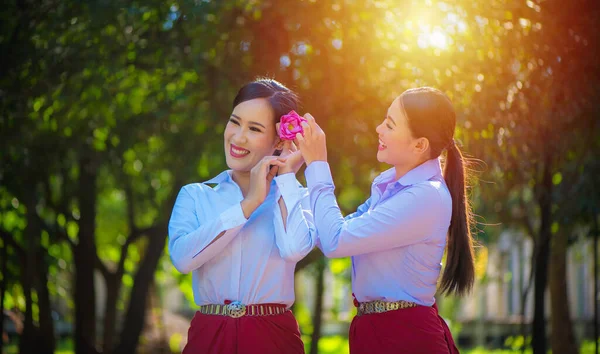 Dua Wanita Asia Yang Cantik Berteman Dengan Kemeja Putih Sambil — Stok Foto