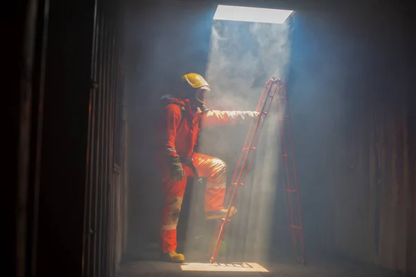 Bombero Está Preparando Escaleras Para Ayudar Gente Edificio Caso Incendio —  Fotos de Stock