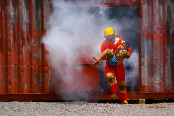 Pompier Curajos Salvat Băiat Braţe Caz Incendiu Conceptul Pompier — Fotografie, imagine de stoc