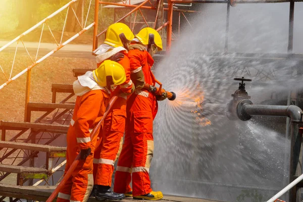 Três Bravos Bombeiros Usando Extintor Água Mangueira Para Combate Incêndio — Fotografia de Stock