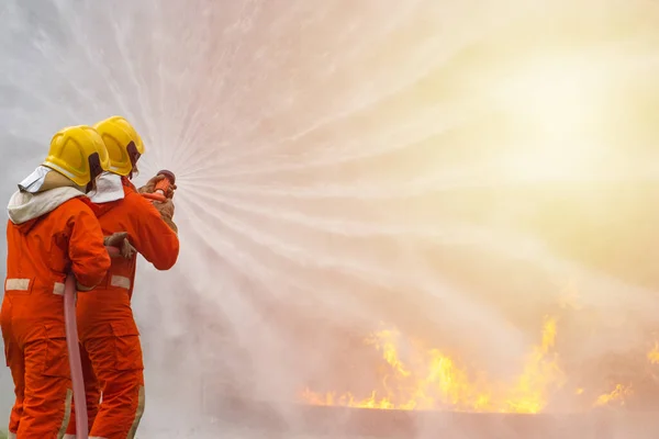 Dos Valientes Bomberos Que Utilizan Extintor Agua Manguera Para Lucha —  Fotos de Stock